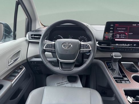 Used 2024 Toyota Sienna XLE image 10