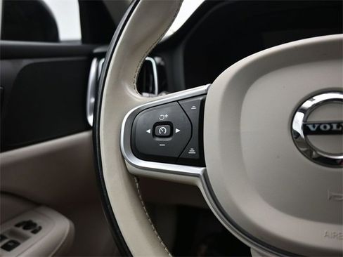 Used 2022 Volvo S60 B5 Momentum w/ Premium Package image 25