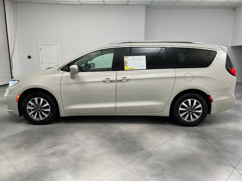Used 2021 Chrysler Pacifica Touring-L FWD image 5