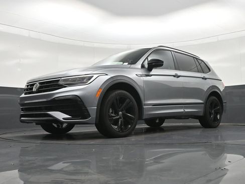 Used 2023 Volkswagen Tiguan SE R-Line FWD image 22