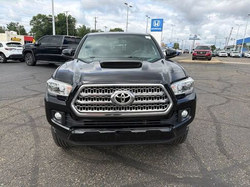 Used 2017 Toyota Tacoma TRD Sport AWD/4WD image 2