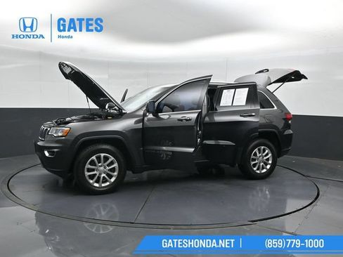 Used 2021 Jeep Grand Cherokee Laredo AWD/4WD image 49