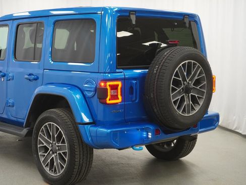 Used 2023 Jeep Wrangler Unlimited Sahara AWD/4WD image 13