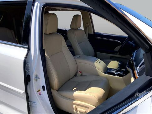 Used 2019 Toyota Highlander Limited FWD image 9