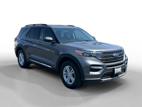 Certified 2022 Ford Explorer XLT w/ Equipment Group 202A AWD/4WD image 7