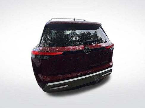 Used 2025 Nissan Pathfinder Platinum w/ Black Appearance Package FWD image 9