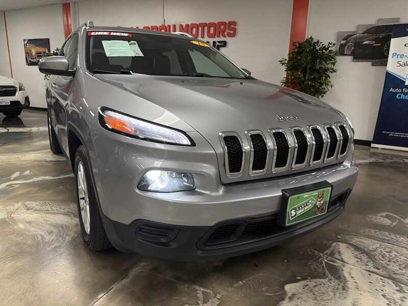 Used 2018 Jeep Cherokee Latitude Plus w/ Comfort/Convenience Group FWD image 2