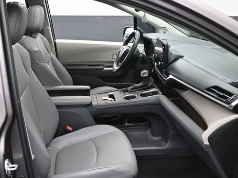Used 2022 Toyota Sienna XLE w/ XLE Plus Package image 40