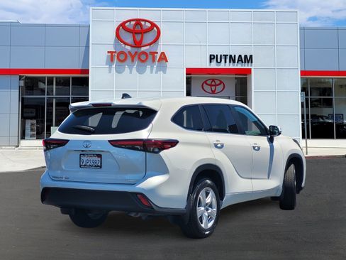 Used 2023 Toyota Highlander L AWD/4WD image 4