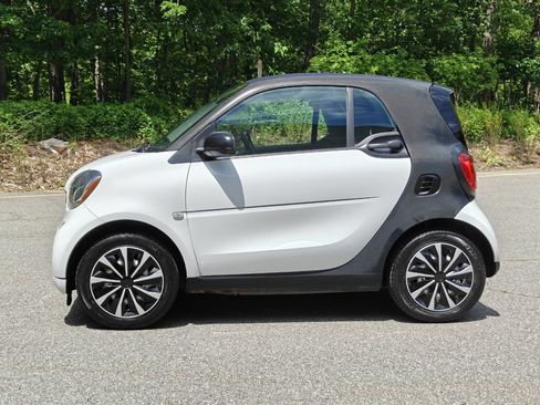 Used 2016 smart fortwo passion RWD image 7