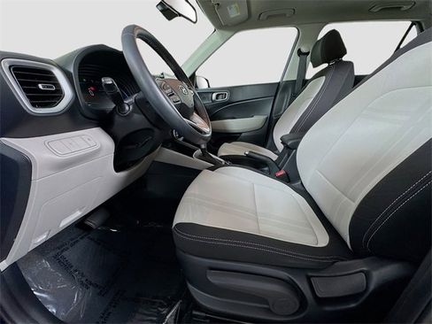 Used 2024 Hyundai Venue SEL image 18