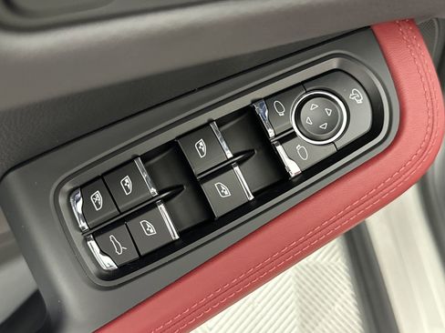 Certified 2025 Porsche Macan image 13