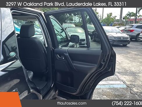 Used 2011 Land Rover LR2 HSE image 38