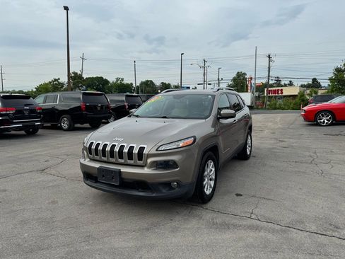 Used 2017 Jeep Cherokee Latitude w/ Cold Weather Group FWD image 7