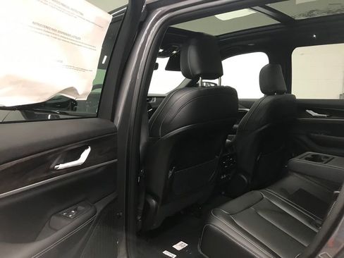 New 2025 Jeep Grand Cherokee Limited image 30