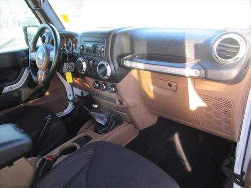 Used 2017 Jeep Wrangler Unlimited Sahara w/ Connectivity Group image 11