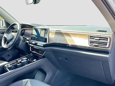 Used 2025 Volkswagen Atlas SE image 29