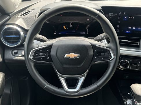 Used 2025 Chevrolet Trax LT w/ LT Convenience Package FWD image 19