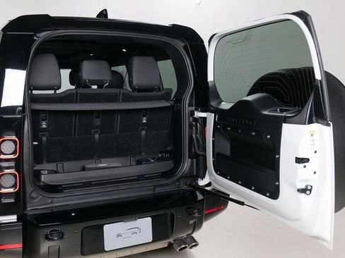 Used 2025 Land Rover Defender 130 V8 image 31