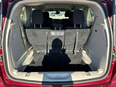 Used 2021 Chrysler Pacifica Touring image 5