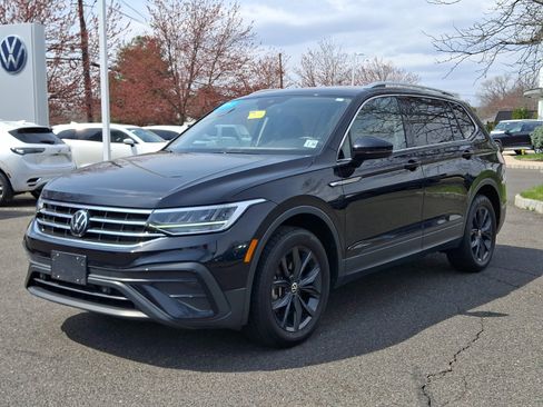 Certified 2024 Volkswagen Tiguan SE image 3