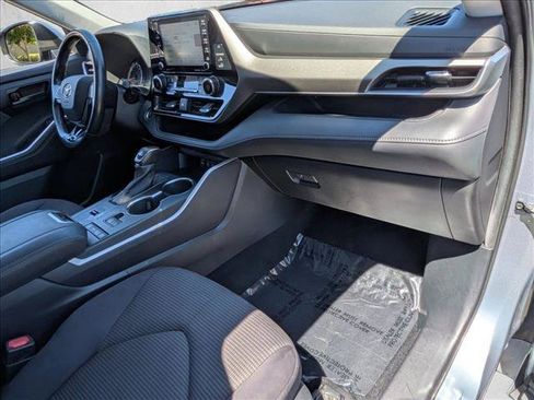 Used 2021 Toyota Highlander LE FWD image 22