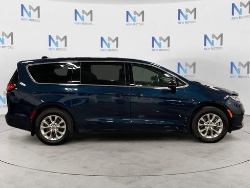 Used 2025 Chrysler Pacifica Select AWD/4WD image 6
