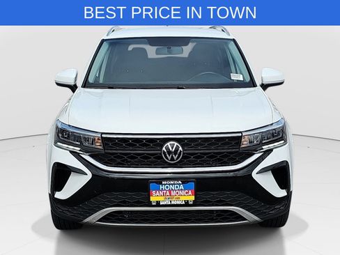 Used 2022 Volkswagen Taos SE FWD image 2
