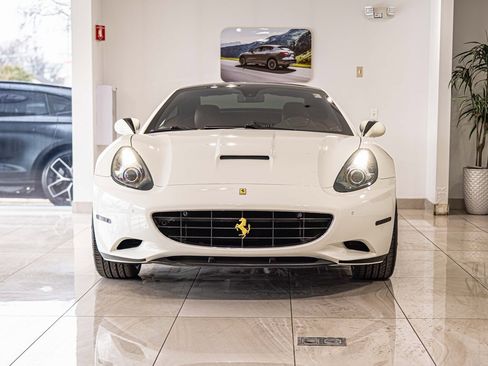 Used 2012 Ferrari California image 2
