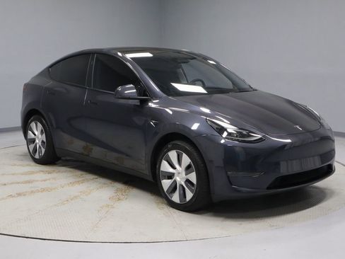 Used 2024 Tesla Model Y Long Range AWD/4WD image 1