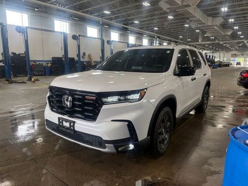 Used 2025 Honda Pilot TrailSport image 3