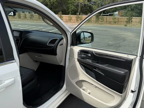 Used 2013 Chrysler Town & Country Touring image 16