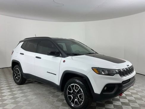 Used 2025 Jeep Compass Trailhawk AWD/4WD image 3