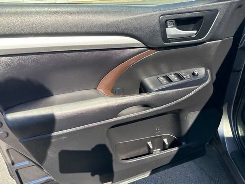Used 2017 Toyota Highlander XLE AWD/4WD image 20