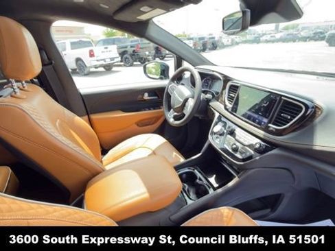 Used 2023 Chrysler Pacifica Pinnacle FWD image 39