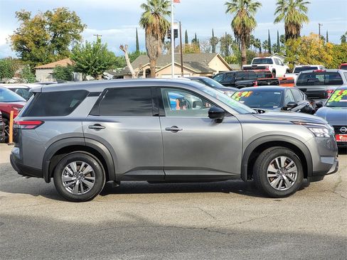 Used 2025 Nissan Pathfinder S image 4