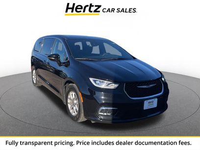 Used 2025 Chrysler Pacifica Select