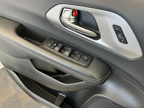 Used 2025 Chrysler Pacifica Limited image 18