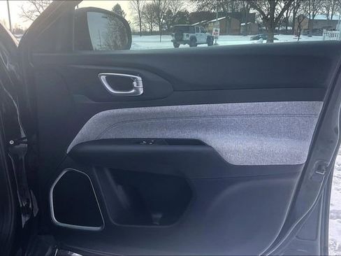 Used 2024 Jeep Compass Latitude image 23