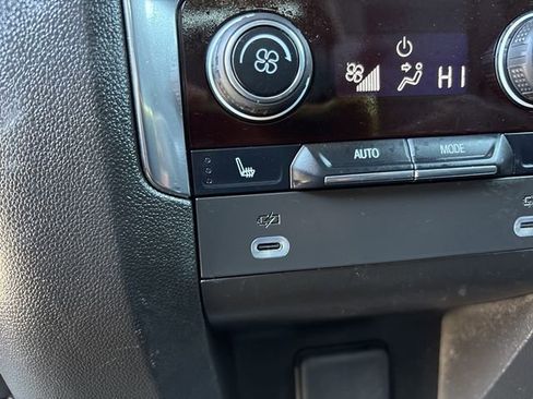 Used 2023 Chevrolet Suburban Premier image 27