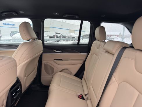 Used 2023 Jeep Grand Cherokee Limited image 33