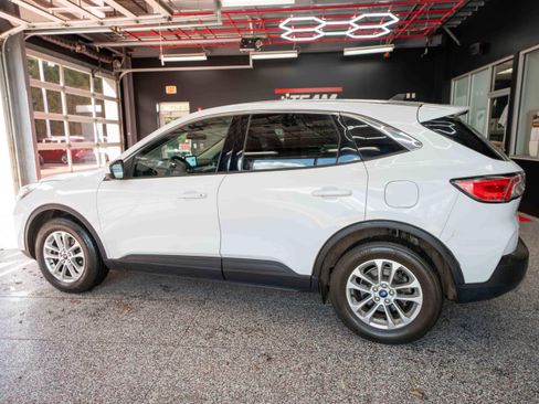 Used 2020 Ford Escape SE image 2
