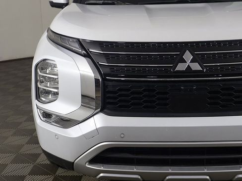 Used 2024 Mitsubishi Outlander SE image 13