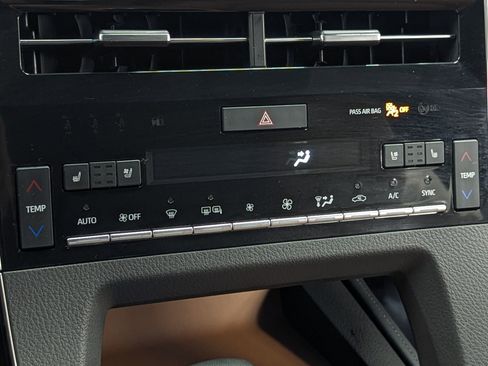 Used 2019 Toyota Avalon Limited image 27