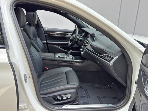 Used 2022 BMW 740i w/ M Sport Package RWD image 16