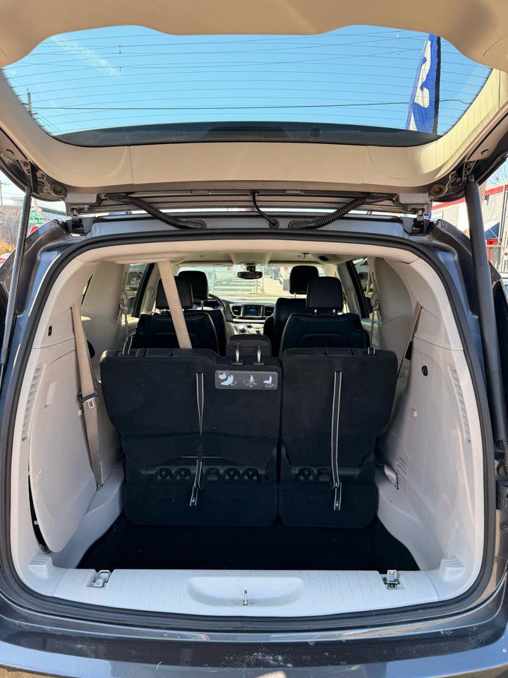 Used 2019 Chrysler Pacifica Touring-L FWD image 20