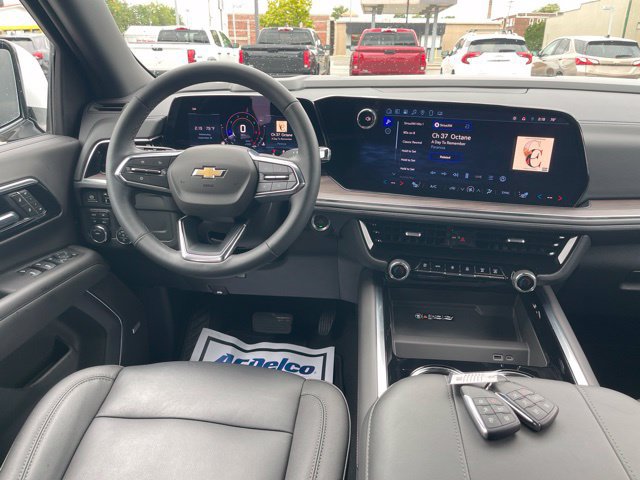 Used 2025 Chevrolet Suburban LT w/ Comfort Package AWD/4WD image 4