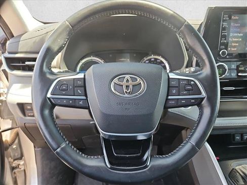 Used 2021 Toyota Highlander LE AWD/4WD image 13