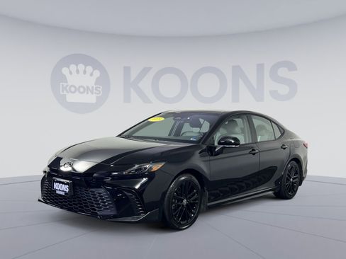Used 2025 Toyota Camry SE w/ Convenience Package FWD image 5