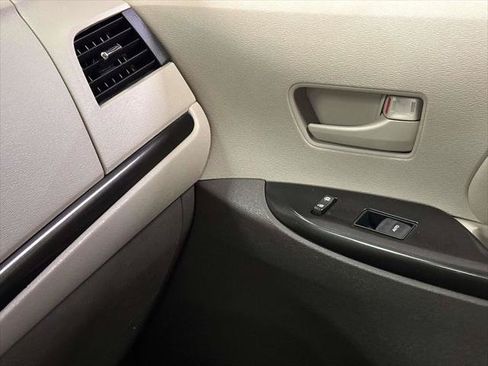 Used 2013 Toyota Sienna LE FWD image 27